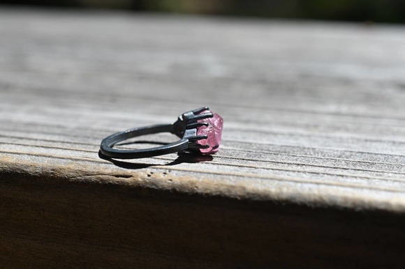 Pink tourmaline ring, size 4, black silver ring, raw stone ring, … - Picture 9 of 10
